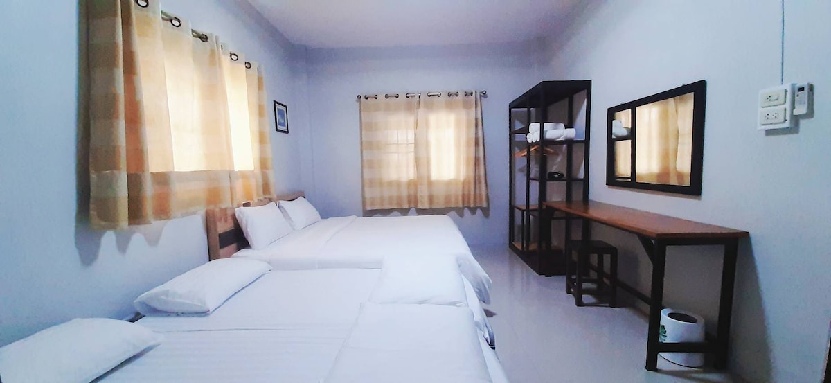 Kingsize eenpersoonskamer + 2 extra bedden