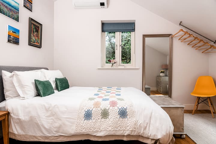 With aircon, a kingsize memory foam bed with crisp organic bed linen, and blackout blinds on all the windows, you’re sure to have a blissful night’s sleep. There is also a full size mirror, chest of drawers, hairdryer and hanging rail.