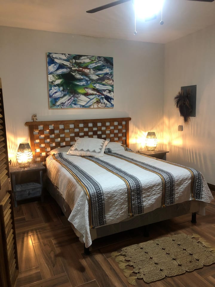 Двойно легло с нощни шкафчета от всяка страна с осветление, килер с огледало ,  удобна и самостоятелна баня ( вижте снимките баня 2)