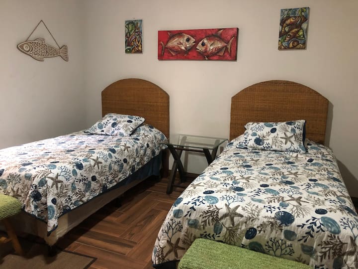 просторна спалня с 2 единични удобни легла, нощно шкафче в центъра, килер с огледало, вентилатор на тавана и климатик.