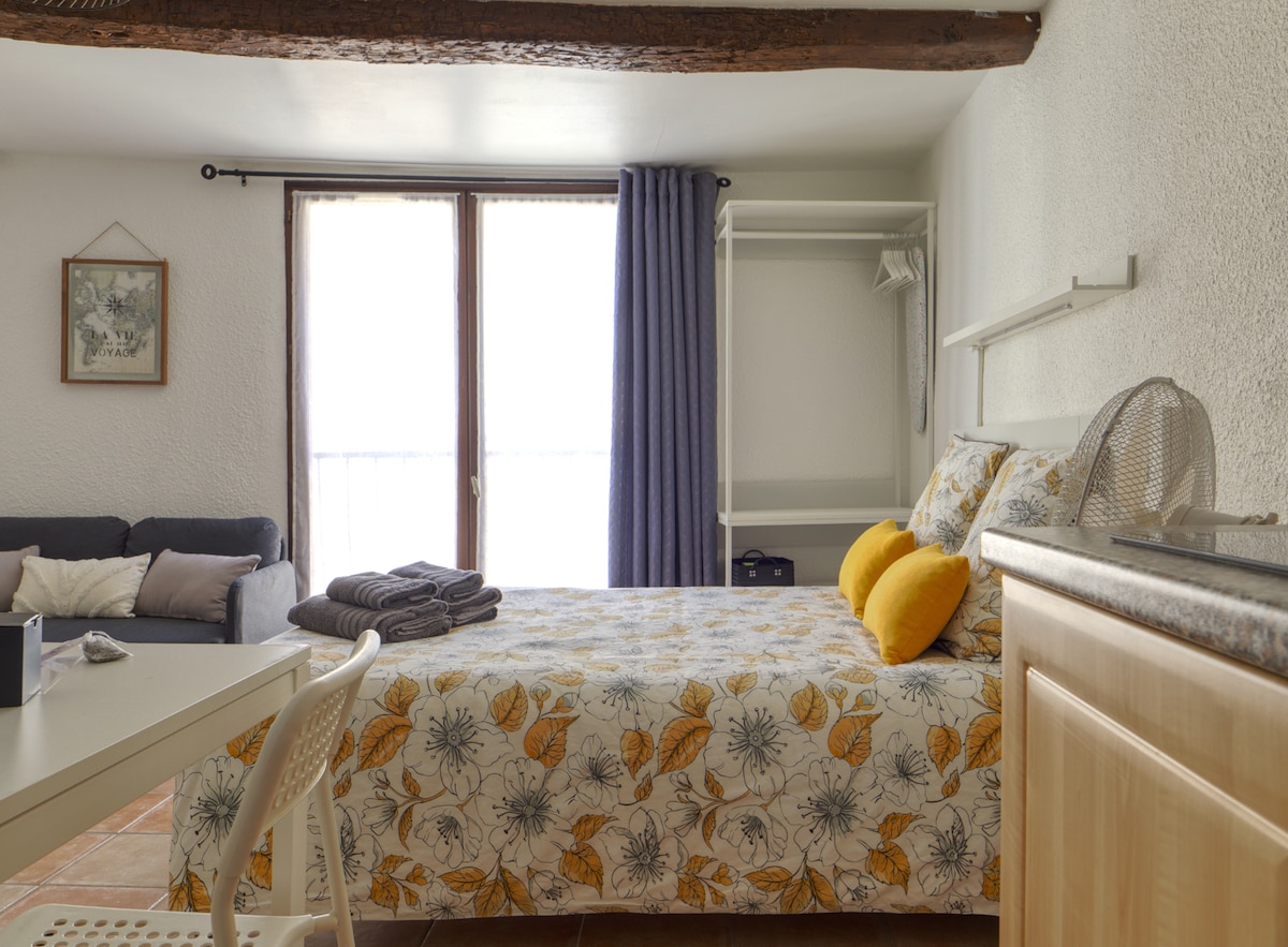 Спалня
Легло 140x190
Осигурено е спално бельо и спално бельо за баня