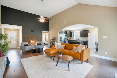 Popular Airbnb listing: Game Room | Patio + Grill | Sleeps 9 | King Bed in Clarksville
