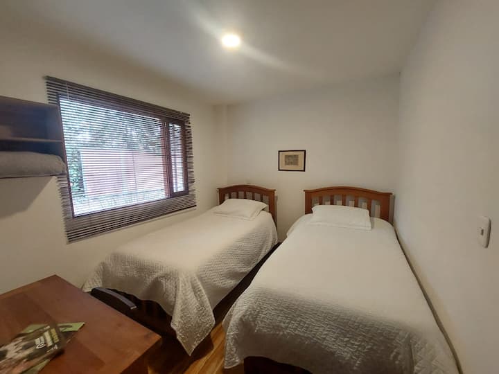 房间设有两张单人床，非常适合儿童、朋友或家人入住。 温馨的空间，光线充足，可俯瞰里奥内格罗的绿色景观。