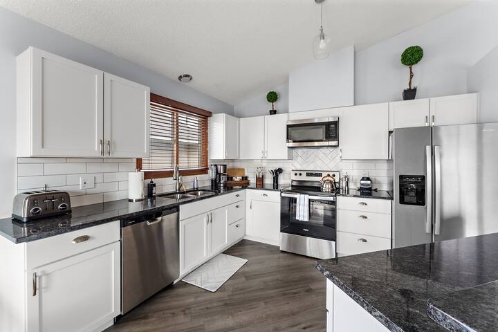 Modern, Luxury 6BR, Downtown w/all Events, Sports! gallery image 4