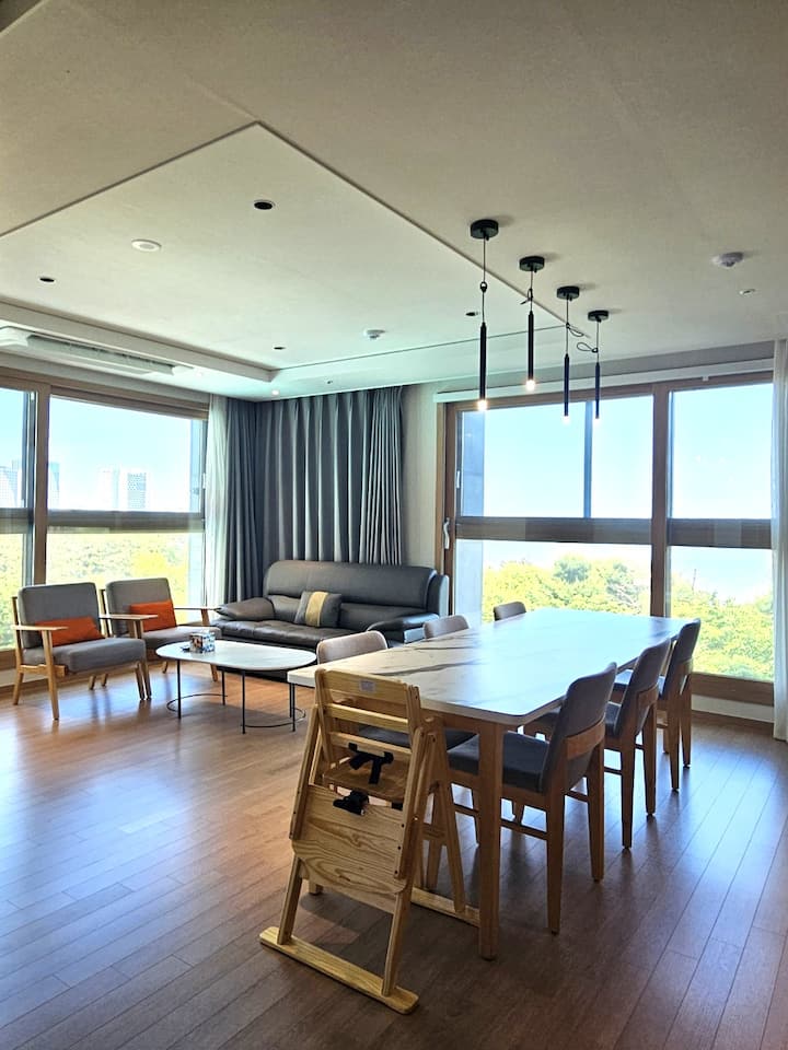 Three-room, hot spring water, outdoor pool, and luxury sauna hotel & resort, a stylish stay with a…