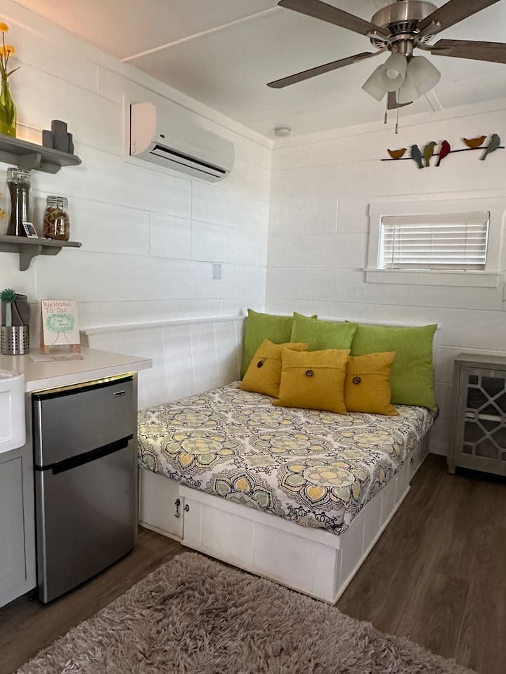 Kitanda katika sehemu ya nyumba ya kwenye mti