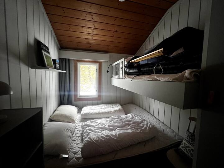 בחדר שינה 3 יש מיטה זוגית בגודל 160x200 ס"מ ומיטת קומותיים. 