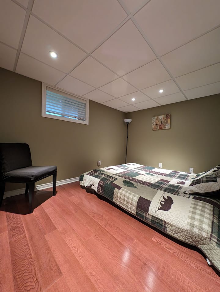 Трета спална соба во подрумот - футон, брачен кревет (широк 150-179 см)