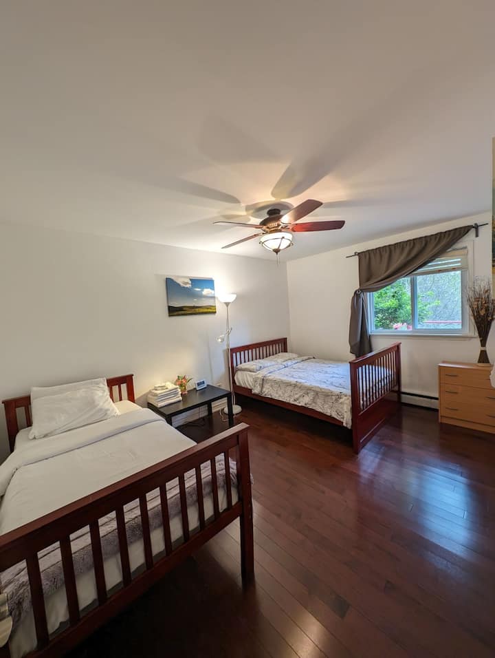 Главна спална соба - една двојна големина (покрај прозорецот) и еден кревет со една големина