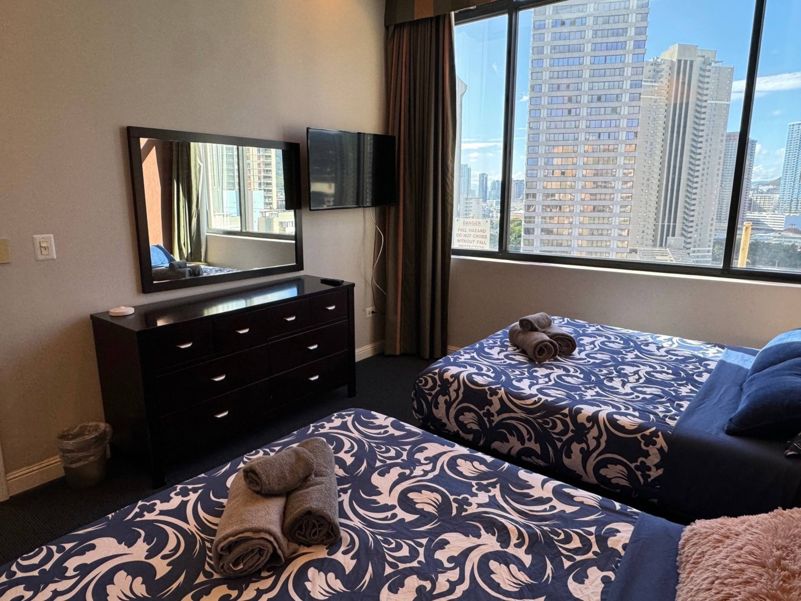 Condo in Honolulu · ★4.45 · 1 bedroom · 3 beds · 1 private bath - Image 32