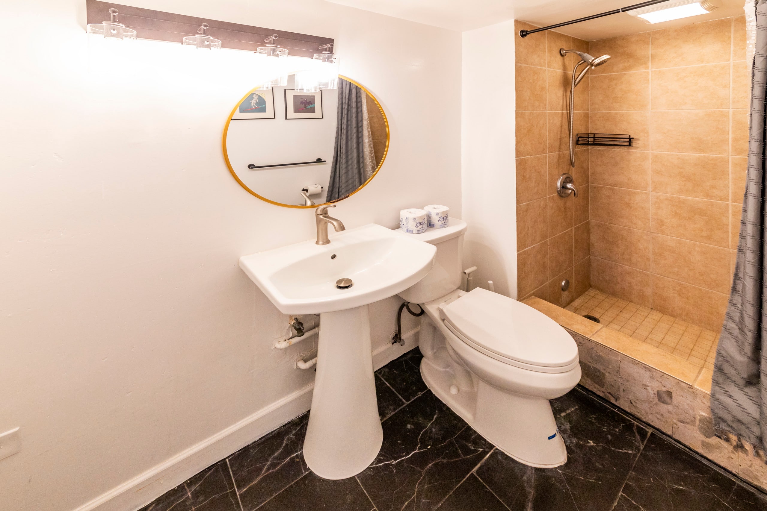 Condo in Honolulu · ★4.73 · 1 bedroom · 2 beds · 1 shared bath - Image 25