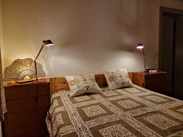 注意！这张床位于步入式客房内，请参阅平面图。