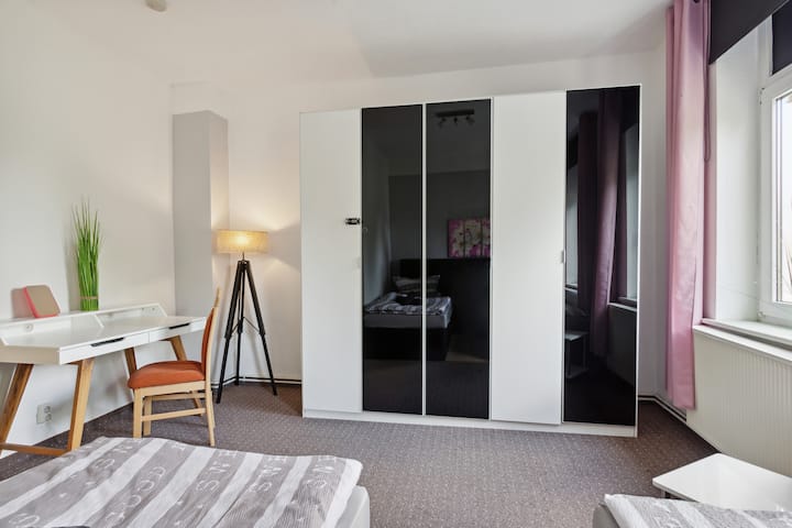 Dormitorio para padres con 2 cómodas camas de somier (90x200 cm cada una),
gran armario y escritorio/tocador, así como lámpara de pie y mucha luz diurna...