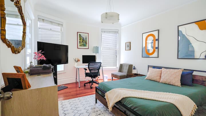 Kjo është dhoma jote private me një krevat dopio "queen", dritare të mëdha, një stacion pune privat dhe dollap. 
