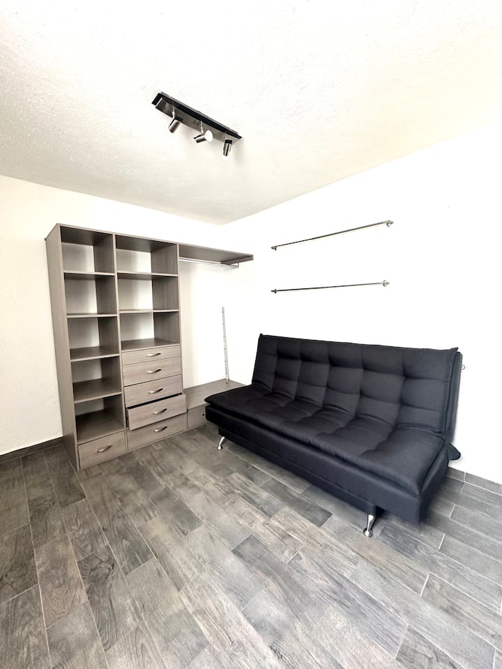 החדר הזה מחובר לחדר השינה 3, הוא הרחבה המופרדת רק על ידי חצי קיר.