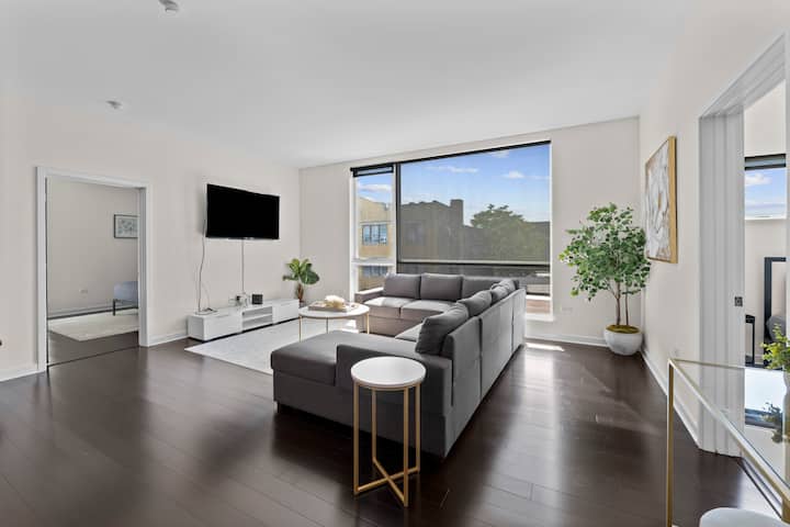 Ce canapé a été acheté et placé sur Airbnb après que nous ayons reçu des remarques des voyageurs pour plus de places assises. Cette photo date de juillet 2024