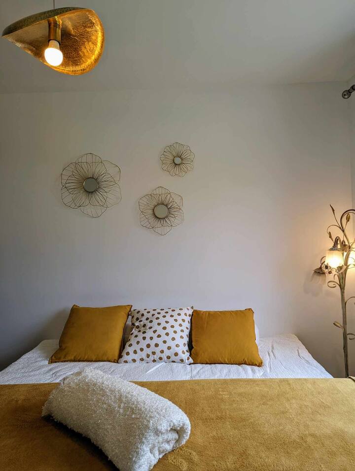 много светла стая, две единични легла, които могат да бъдат превърнати в голямо и удобно двойно легло, ново спално бельо, ако е необходимо , гардероб, щори.