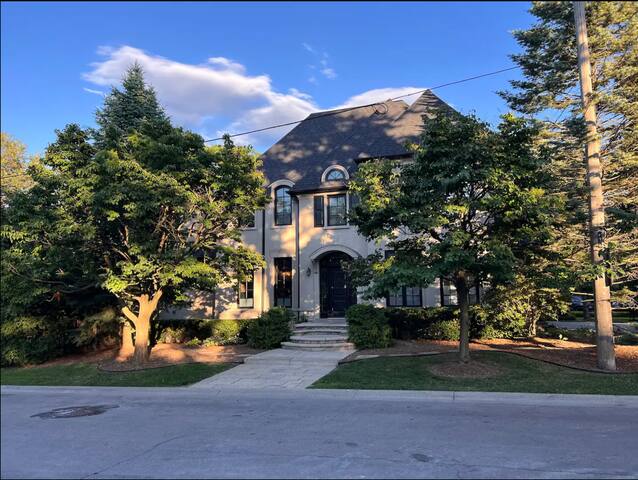 Executive home in Toronto gallery image 2