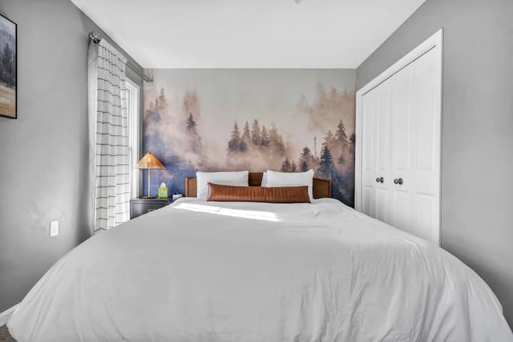 Ingia kwenye mapumziko ukiwa na mandharinyuma ya msitu, kitanda aina ya king, televisheni ya 55', mashuka laini, kabati na kadhalika!