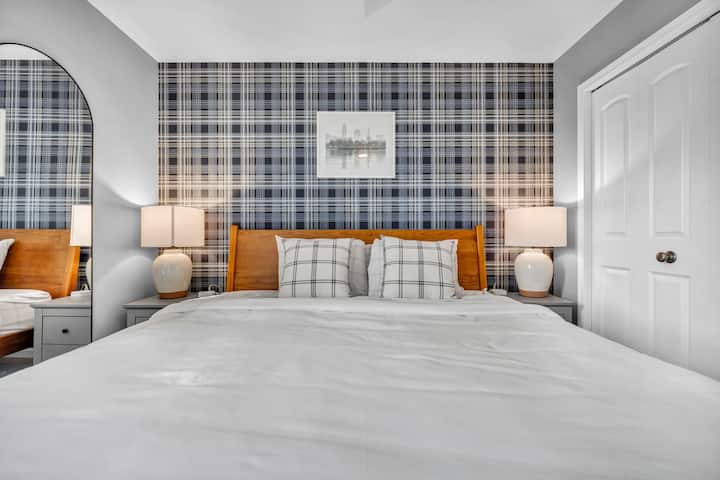 Ingia kwenye mapumziko ukiwa na mandharinyuma ya plaid, kitanda aina ya king, televisheni ya 55', mashuka laini, kabati na kadhalika!