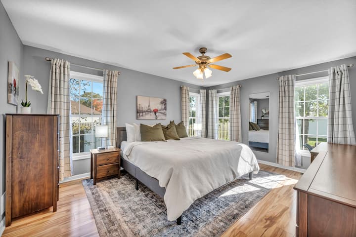 Chumba kikubwa cha kulala chenye godoro la Cal King Memory Foam, televisheni ya 55', tembea kwenye kabati na mwonekano wa ua wa nyuma! Chumba hiki cha kulala kiko kwenye ghorofa ya 1 na kukifanya kifikike kwa urahisi na karibu na chumba cha kulala cha watoto. 