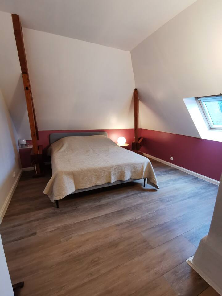 غرفة النوم الثالثة في الطابق العلوي
سرير مزدوج