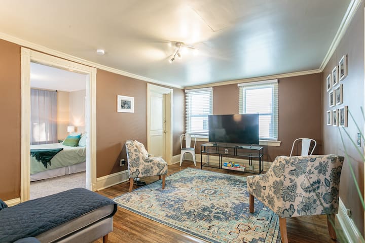 *Roc Retreat - Averill Avenue Stay* Pet Friendly* - Greece, NY