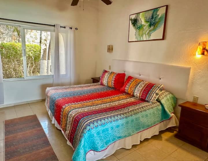 ห้องนอนขนาดใหญ่และสะดวกสบายพร้อมเตียงขนาดคิงไซส์พร้อมเครื่องปรับอากาศและทีวีจอแบนติดผนัง  ห้องนอนทุกห้องมีผ้าปูที่นอนและหัวเตียงใหม่