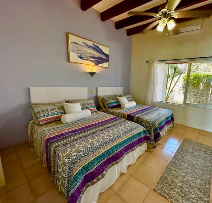 เราได้นำเตียงเดี่ยวออกมาและเพิ่มเป็นสองเท่าเพื่อความสะดวกสบายมากขึ้น  งานศิลปะดั้งเดิมและเพดานแบบเปิดโล่งและแน่นอนว่าห้องนอนทุกห้องมีทีวีติดผนัง 