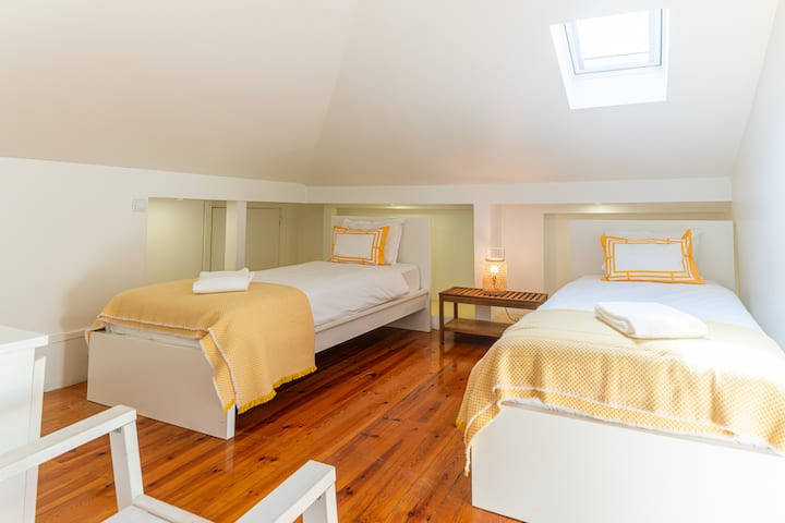 Dhoma 5, e vendosur në katin e sipërm të apartamentit, me dy krevate tek dhe tavanin e saj të pjerrët me dritë qielli, të gjitha origjinale për këtë ndërtesë të mesit të shekullit të nëntëmbëdhjetë.