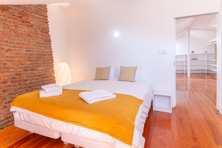 Dhoma 4, e vendosur në katin e sipërm të apartamentit, me krevatin e saj dopio dhe ku spikat muri prej guri, origjinal i kësaj ndërtese të mesit të shekullit të nëntëmbëdhjetë. Si gjithë të tjerat, edhe ky ka ajër të kondicionuar.