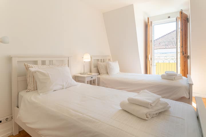 Perspektiva e dhomës së gjumit 3, me dy krevate tek, ajër të kondicionuar dhe gardërobë, të vendosura në katin e poshtëm dhe me një pamje fantastike të lumit Tagus dhe Pallatit të Ministrisë së Financave.