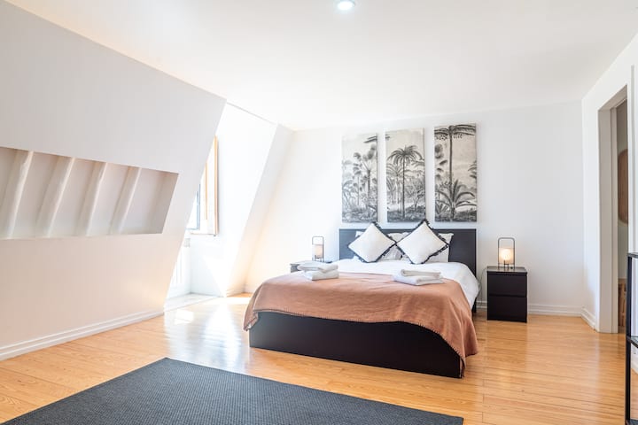 Pamje e suitës kryesore, me shkëlqimin e saj fantastik, e cila përbëhet nga dhoma kryesore e gjumit, dhoma e ndenjjes dhe banja private; kjo suitë, si dhe të gjitha dhomat e apartamentit, kanë ajër të kondicionuar.