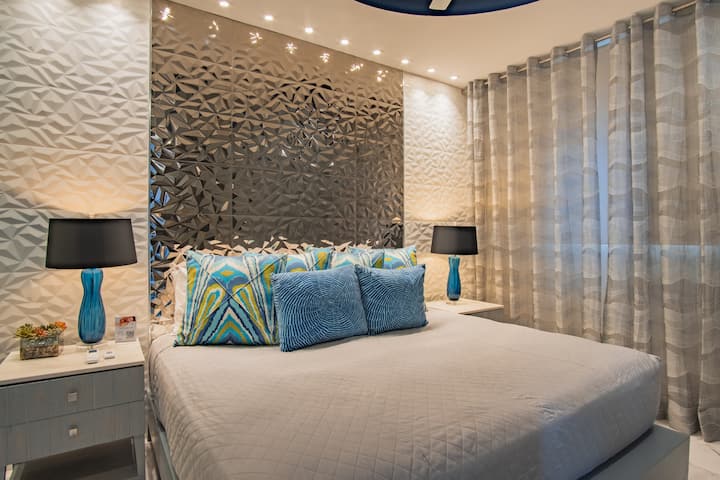 BEDROOM WITH KING SIZE BED