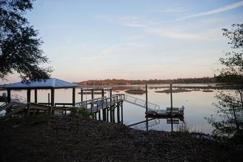 Marsh Front Cottage with Dock, 10-15 Min to Beach!