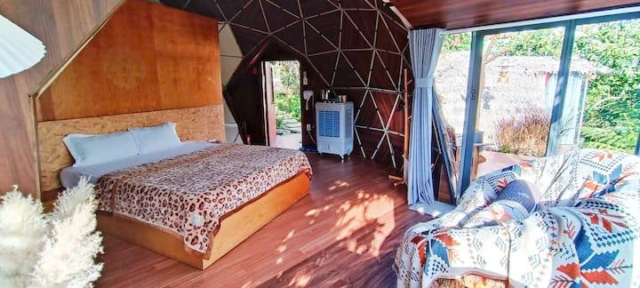 - ფართო ოთახი 30 მ2 
- კერძო WC
- 1 მ6x2 მ მატრასი
- სტანდარტული ნომერი 2 ადამიანისთვის
- თაღის მსგავსი ნაგებობა უნიკალური ფოლადის_ხის გვერდულით
- დაისვენეთ რეტანის დივნით შუშის 3-მხრივი კედლით 
- აივანი გარე მაგიდით და სკამებით
- ამაღლებული მდებარეობა ბაღის ტერასისკენ