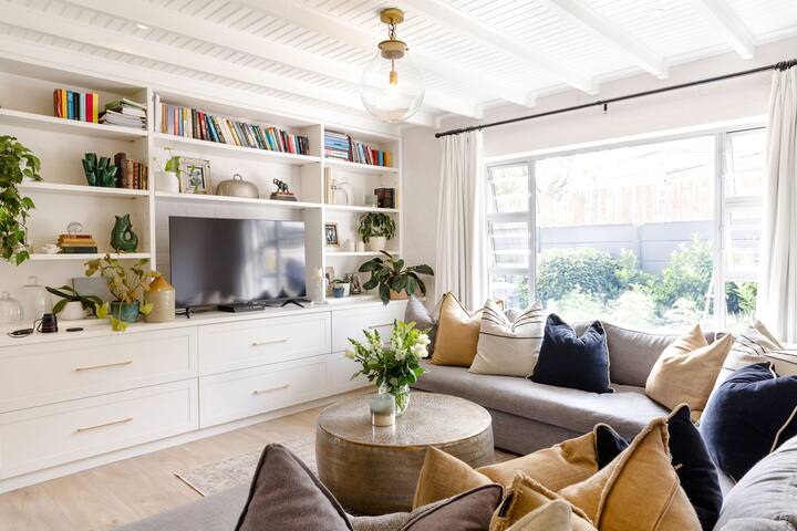 Beautiful family home with gorgeous Mountain views gallery image 5