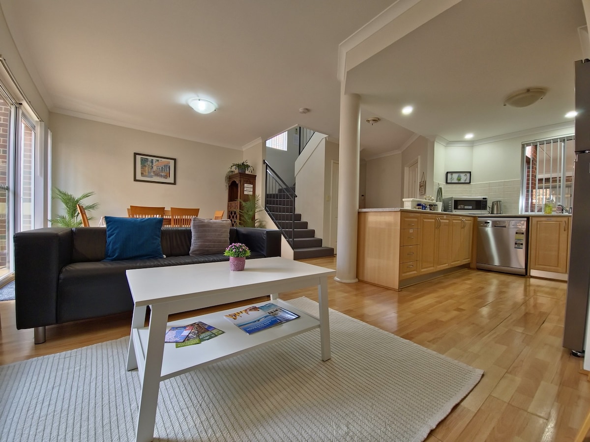 Top performing Airbnb: Vic Park Central Cosy Corner 3x2.5, 4 beds 500mbps in Perth