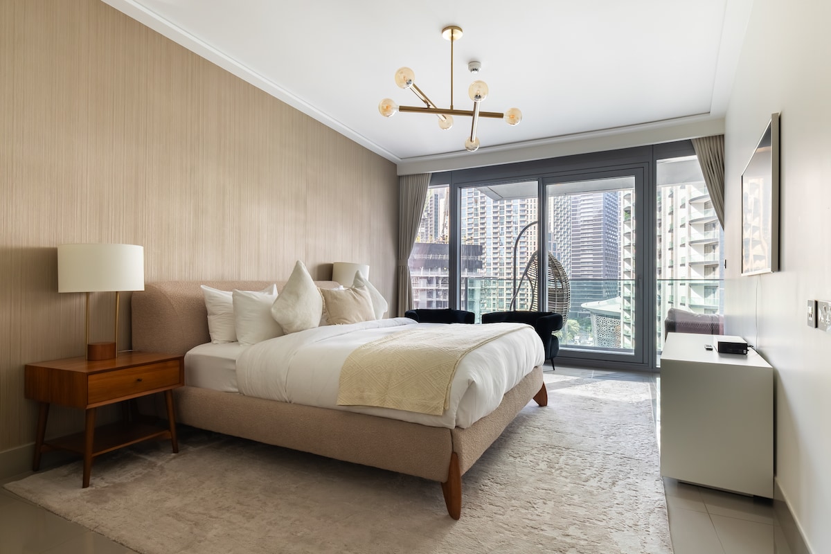 Dhomë gjumi moderne me një krevat dopio "king", mobilje elegante dhe ngjyra qetësuese, ideale për vizitorët që kërkojnë rehati dhe stil.