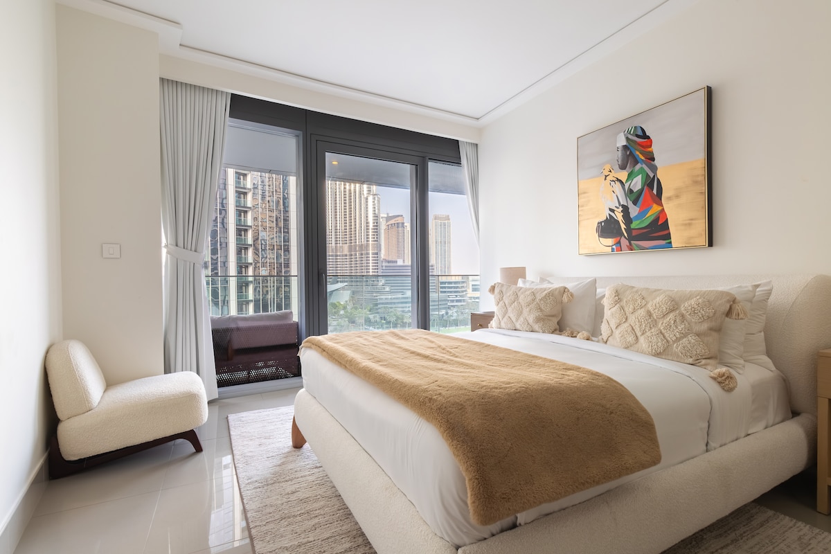 Dhomë gjumi e ndriçuar dhe e ajrosur me një krevat të rehatshëm dhe çarçafë të butë, një hapësirë e përkryer për të rimarrë energji gjatë qëndrimit tënd.