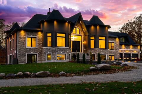 *NEW* Breathtaking Estate in Tiny | Hot tub | Pool