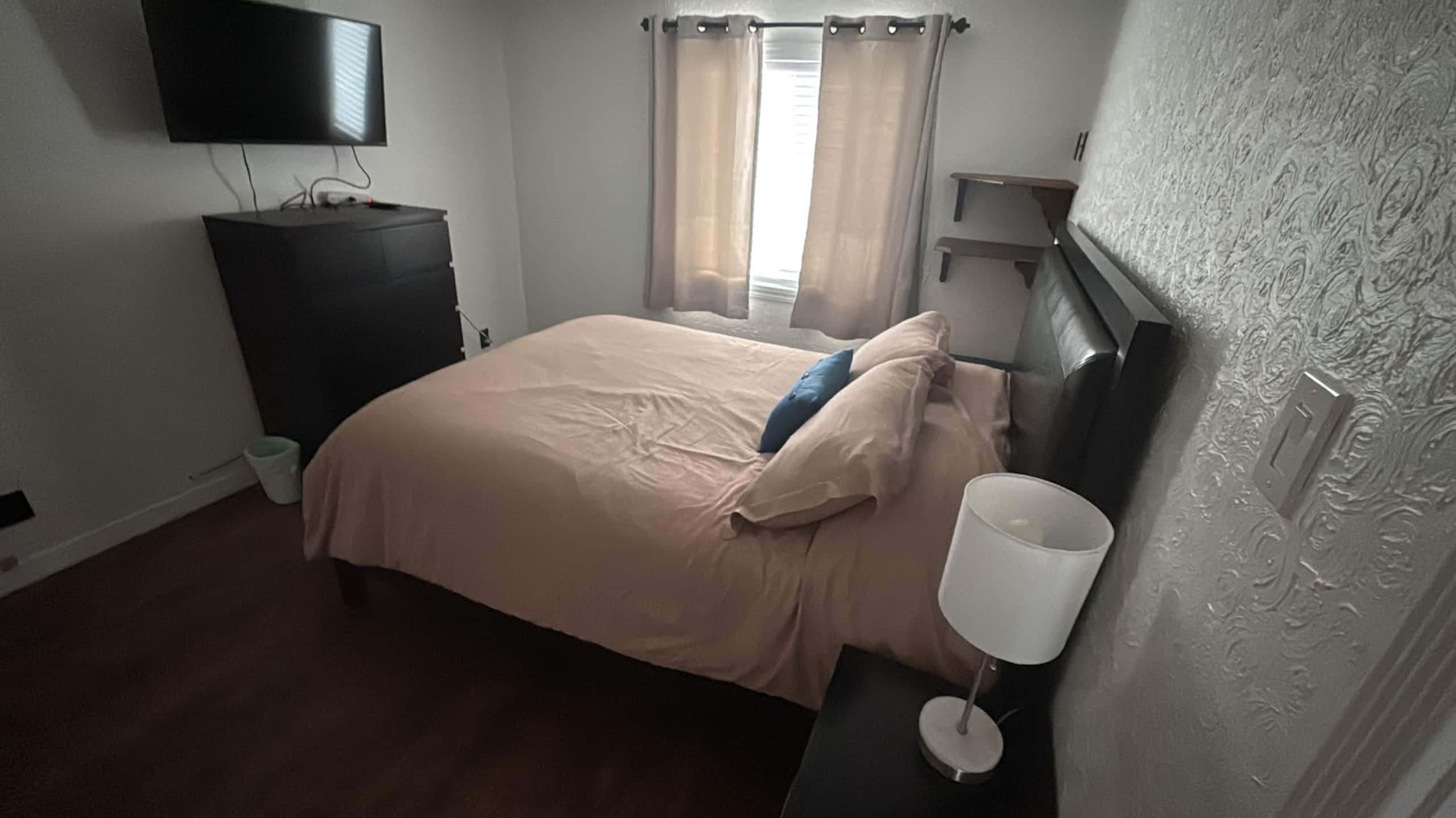 Home in South San Francisco · ★4.9 · 3 bedrooms · 4 beds · 1 private bath - Image 2