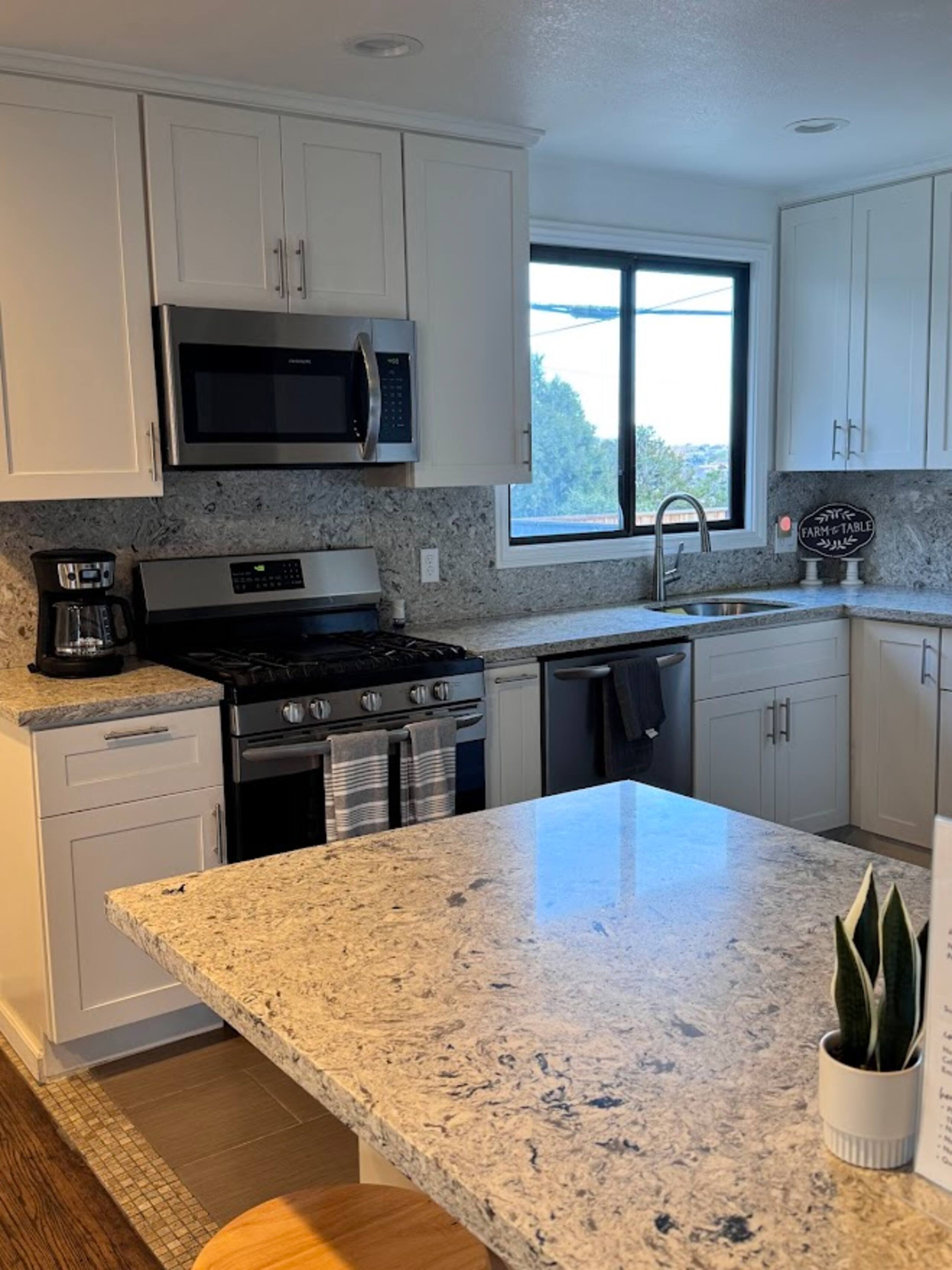 Home in South San Francisco · ★4.9 · 3 bedrooms · 4 beds · 1 private bath - Image 11