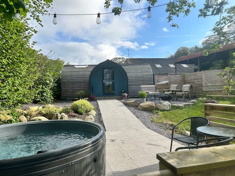 'Cwt y Gwenyn' luxury pod with private hot tub.