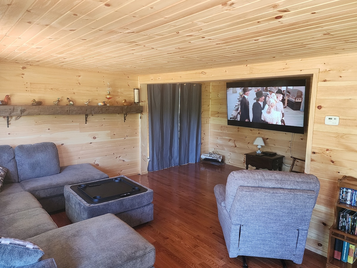 Mapumziko ya mguu yanabadilika na kuwa mahali pazuri kwa ajili ya usiku wa michezo ya familia. Baadhi ya michezo imetolewa! 