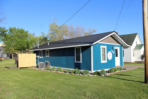 Ohio Street Retreat- hot tub, massage chair, pool
