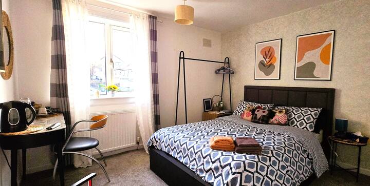 Svoju únavu môžete uvoľniť pitím niečoho teplého a sledovaním filmu vo svojej izbe v tichom meste.