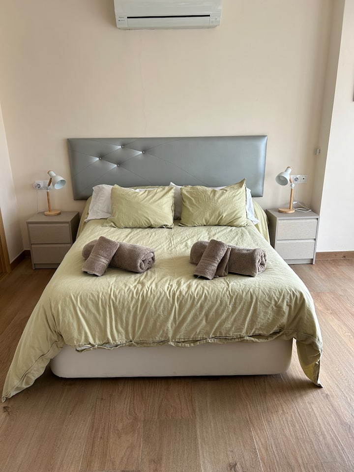 Chumba kikubwa, chenye mwangaza na starehe. Godoro la starehe kwa ajili ya mapumziko ya kupumzika. 