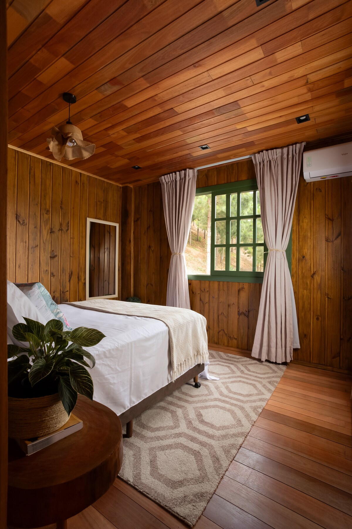 לנוח בנוחות בחדר השינה השני, עם מיטה זוגית ומזג אוויר מושלם כל השנה: מיזוג אוויר בקיץ ומחמם שמן בחורף. הנוף השלו לאורנים הופך את הסביבה הזו לאידיאלית להירגע ולהיטען מחדש.