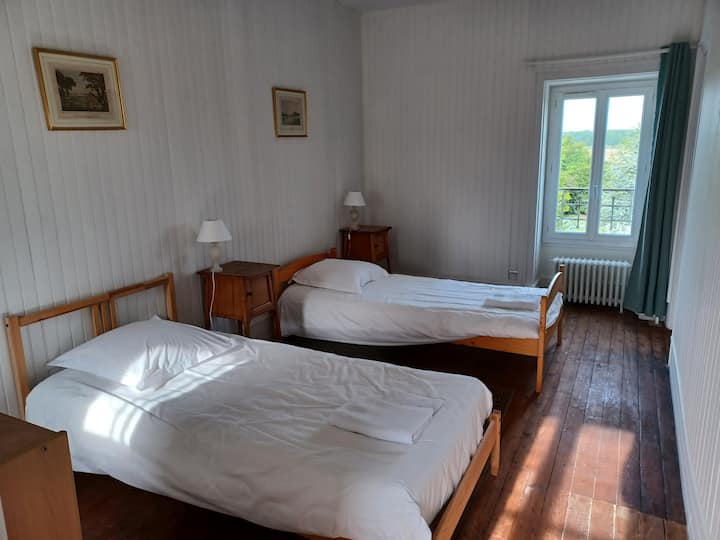 Chambre 2 lits 2e étage Sud Ouest
Salle de bain avec baignoire partagée avec chambre attenante (chambre 6)